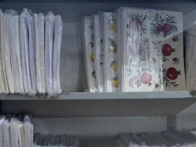 Folhas de decalque finalizadas, embaladas em plástico na prateleira da fábrica.